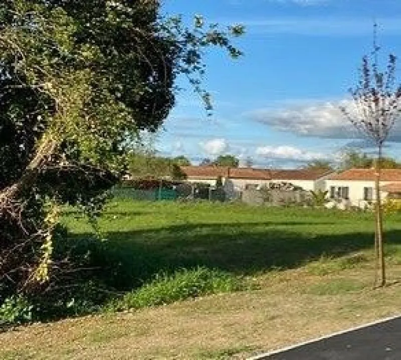 Terrain à bâtir à Pisany