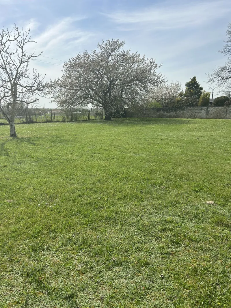 Terrain à bâtir à Juillac-le-Coq