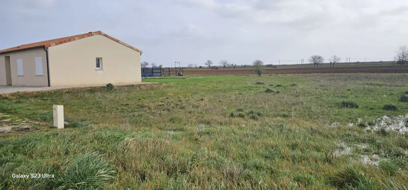 Terrain à bâtir à Roullet-Saint-Estèphe