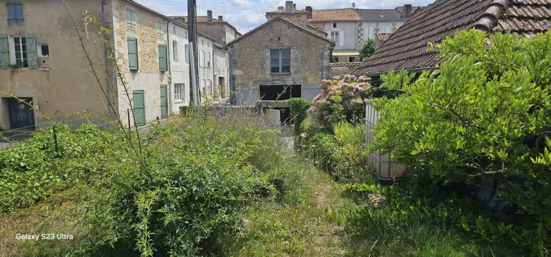 Terrain à bâtir à Montbron