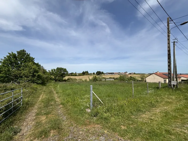 Terrain à bâtir à Saint-Remy-en-Rollat