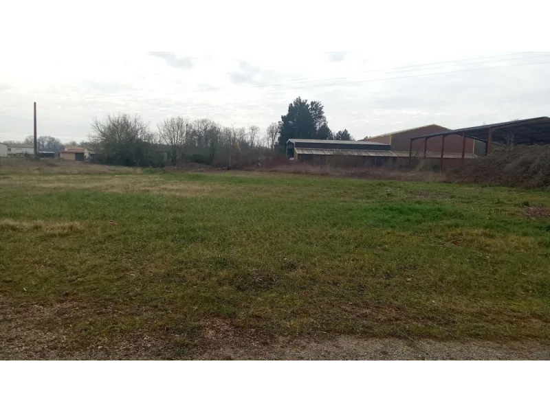 Terrain à bâtir à Plassac