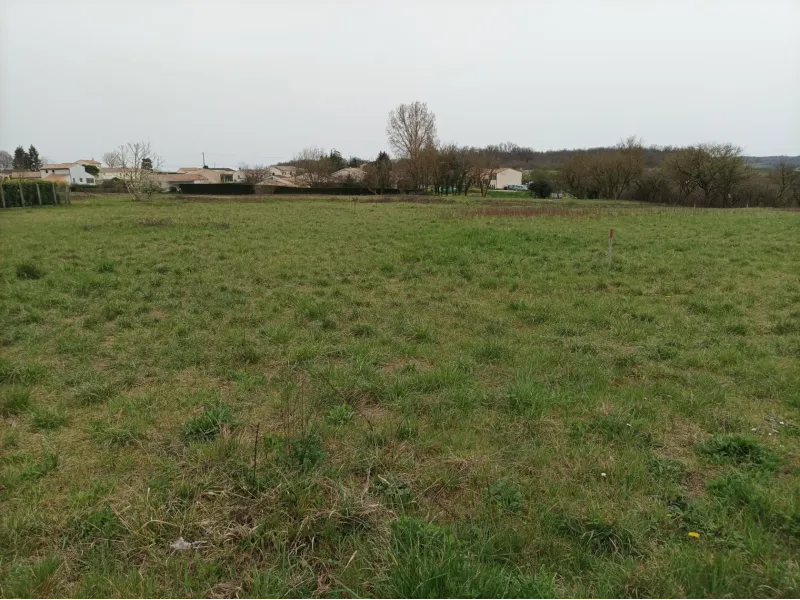 Terrain à bâtir à Sireuil