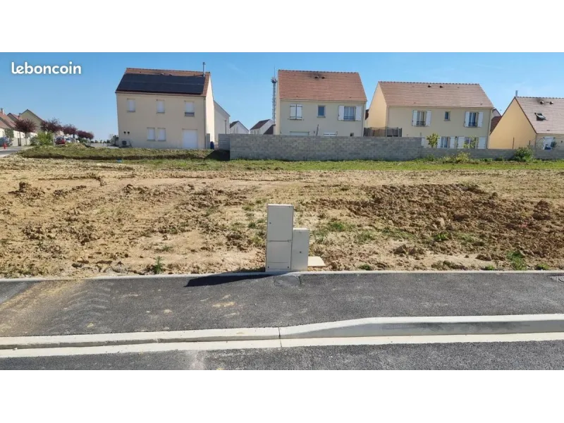 Terrain à bâtir à Villeneuve-le-Comte