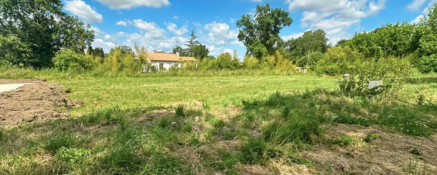 Terrain à bâtir 568 m² à Gémozac (17260)
