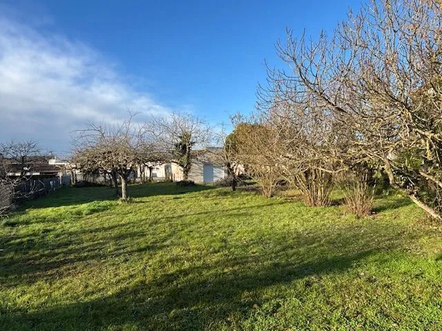 Terrain à bâtir 738 m² à Semussac (17120)