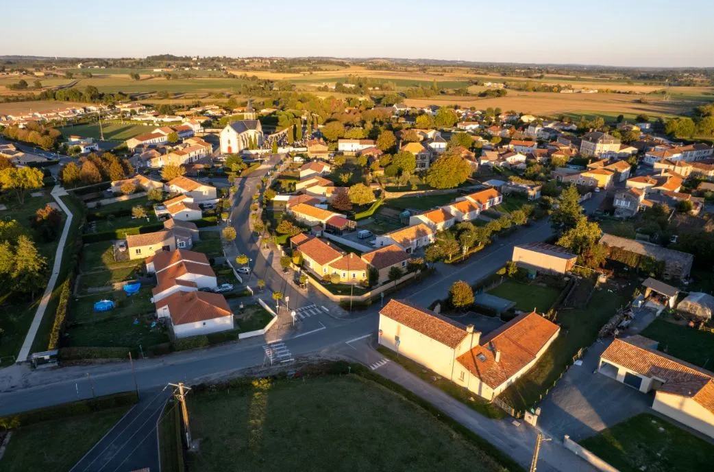 Terrain à bâtir 717 m² à Loge-Fougereuse (85120)