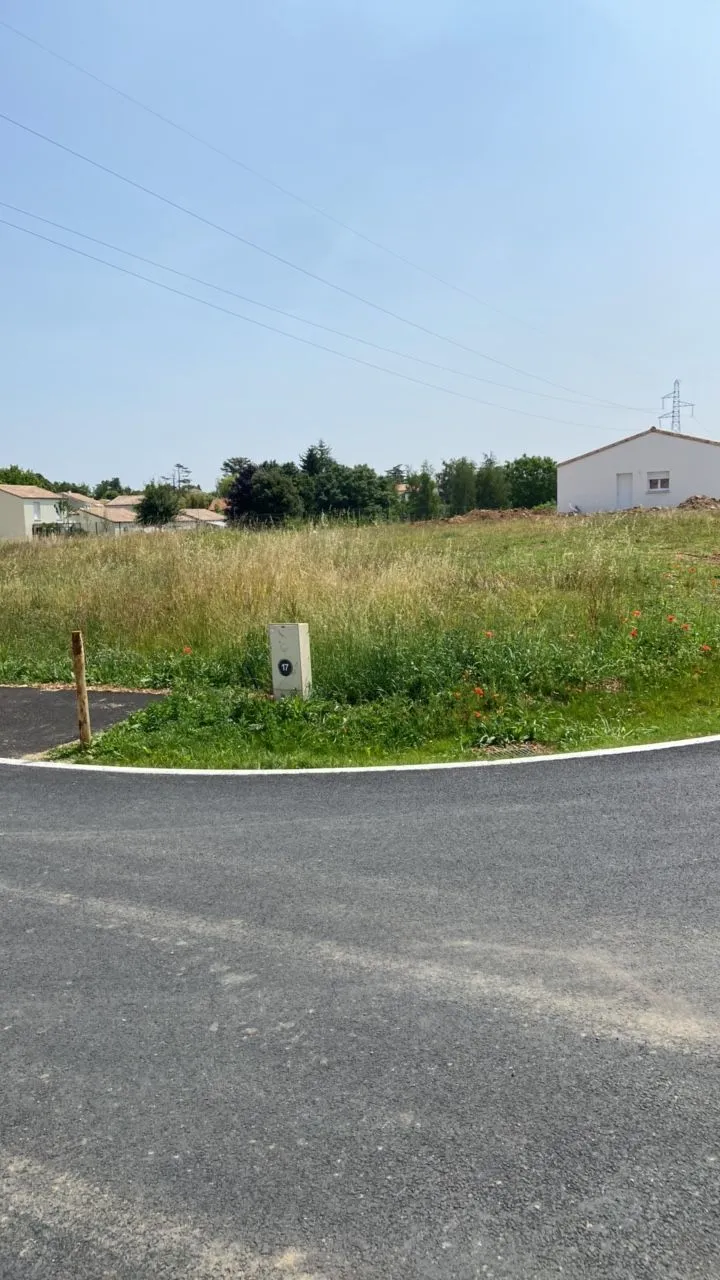 Terrain à bâtir 334 m² à Échiré (79410)
