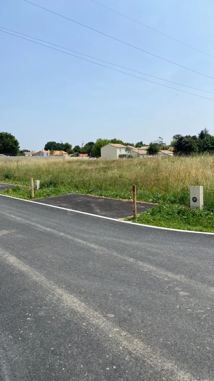 Terrain à bâtir 334 m² à Échiré (79410)