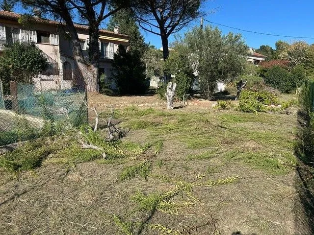 Terrain à bâtir 300 m² à La Roquette-sur-Siagne (06550)