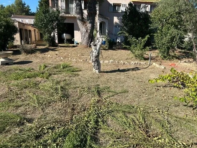 Terrain à bâtir 300 m² à La Roquette-sur-Siagne (06550)