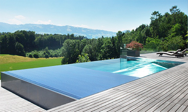 piscine à débordement - côté bleu